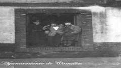 Señores en una ventana, por inundación (hacia 1960)